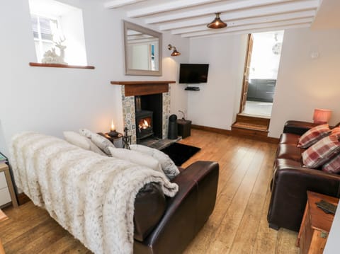 Cottage | Living room | Fireplace