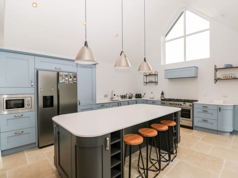 Cottage | Private kitchen | Fridge, dishwasher, electric kettle, toaster