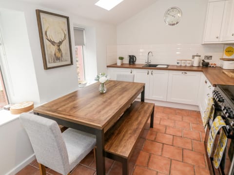Cottage | Private kitchen | Fridge, dishwasher, electric kettle, toaster