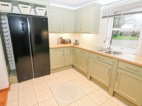 Cottage | Private kitchen | Fridge, dishwasher, electric kettle, toaster