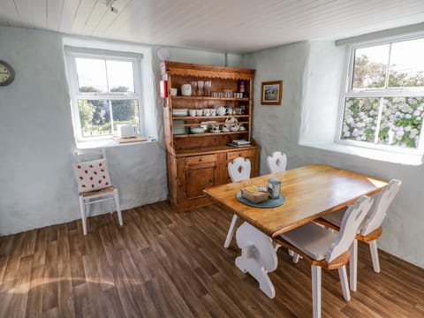 Cottage | Private kitchen | Dishwasher, electric kettle, toaster, cookware/dishes/utensils