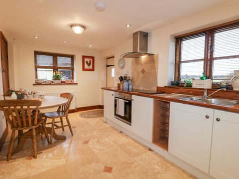 Cottage | Private kitchen | Fridge, dishwasher, electric kettle, cookware/dishes/utensils