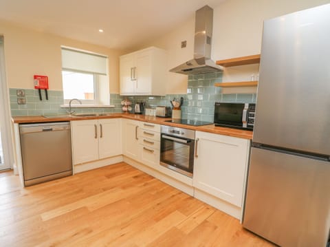 Cottage | Private kitchen | Fridge, dishwasher, electric kettle, toaster