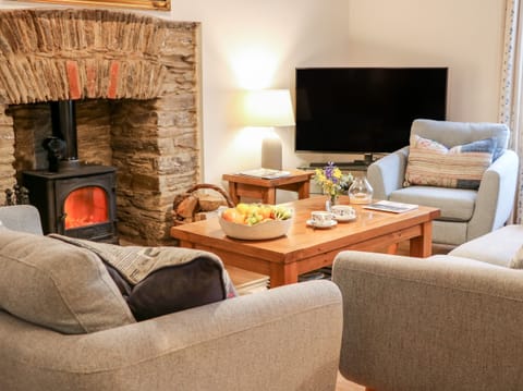 Cottage | Living room | Fireplace