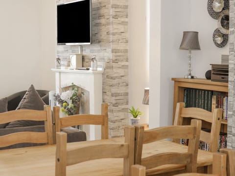 Cottage | Dining