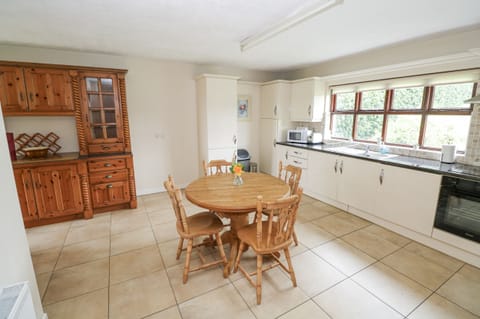 Cottage | Private kitchen | Dishwasher, cookware/dishes/utensils