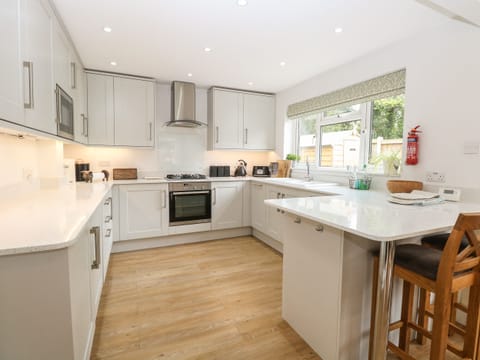 Cottage | Private kitchen | Fridge, dishwasher, electric kettle, toaster
