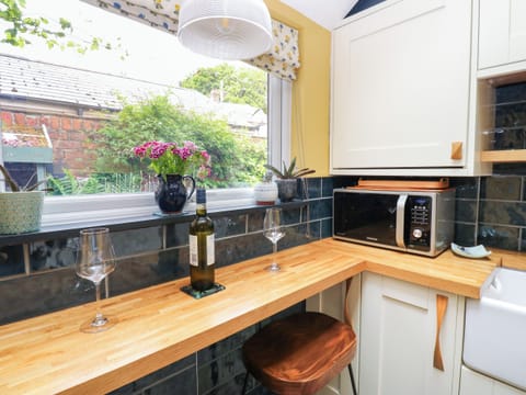 Cottage | Private kitchen | Fridge, dishwasher, electric kettle, toaster