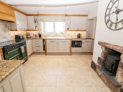 Cottage | Private kitchen | Fridge, dishwasher, electric kettle, toaster