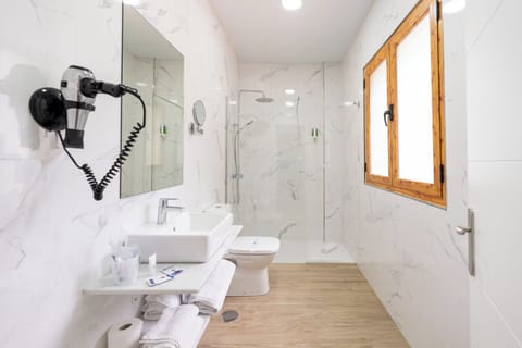 Double Room, 2 Twin Beds | Bathroom | Jetted tub, free toiletries, hair dryer, bidet