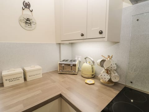 Cottage | Private kitchen | Fridge, dishwasher, cookware/dishes/utensils