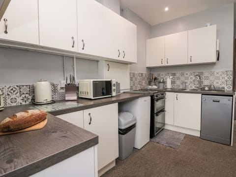Cottage | Private kitchen | Fridge, dishwasher, electric kettle, toaster