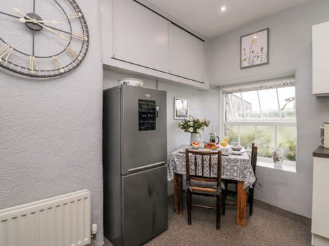 Cottage | Private kitchen | Fridge, dishwasher, electric kettle, toaster