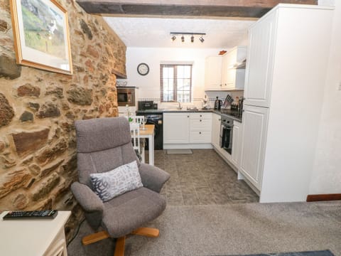 Cottage | Private kitchen | Fridge, cookware/dishes/utensils