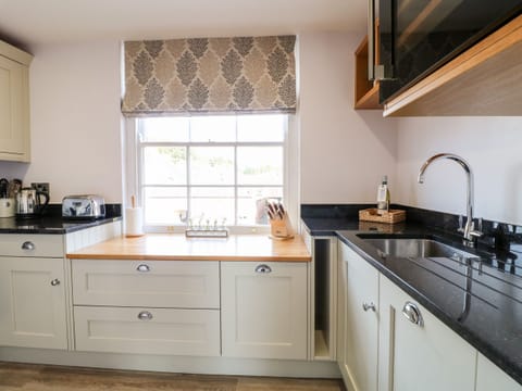 Cottage | Private kitchen | Fridge, electric kettle, toaster, cookware/dishes/utensils