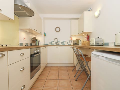 Cottage | Private kitchen | Fridge, dishwasher, cookware/dishes/utensils