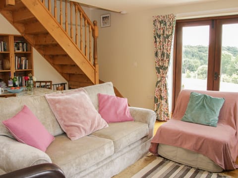 Cottage | Living room | Fireplace, DVD player