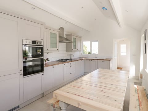 Cottage | Private kitchen | Fridge, microwave, dishwasher, electric kettle