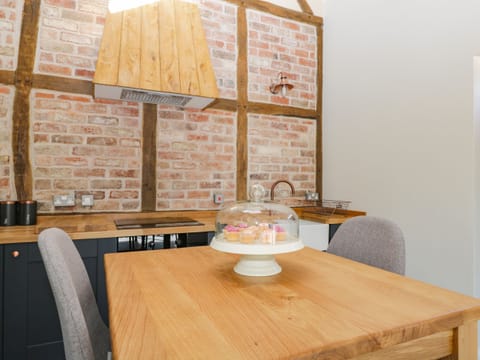 Cottage | Private kitchen | Fridge, electric kettle, cookware/dishes/utensils