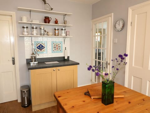 Cottage | Private kitchen | Fridge, electric kettle, toaster, cookware/dishes/utensils