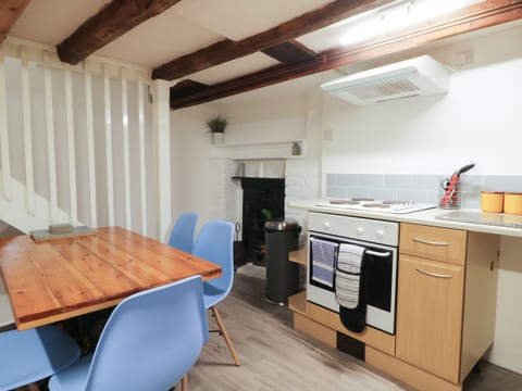 Cottage | Private kitchen | Fridge, cookware/dishes/utensils