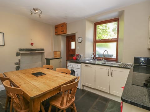 Cottage | Private kitchen | Fridge, dishwasher, electric kettle, toaster