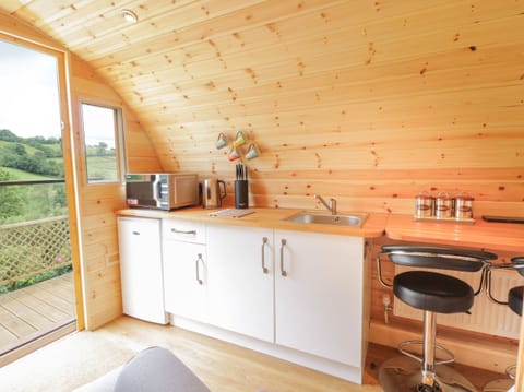 Cottage | Private kitchen | Fridge, electric kettle, toaster, cookware/dishes/utensils