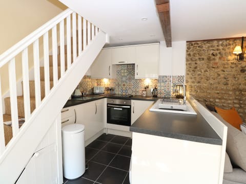 Cottage | Private kitchen | Fridge, cookware/dishes/utensils