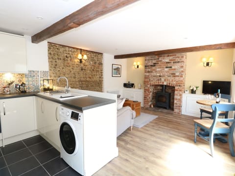 Cottage | Private kitchen | Fridge, cookware/dishes/utensils