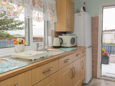 Cottage | Private kitchen | Fridge, electric kettle, cookware/dishes/utensils