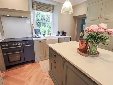 Cottage | Private kitchen | Fridge, dishwasher, cookware/dishes/utensils