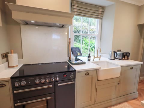 Cottage | Private kitchen | Fridge, dishwasher, cookware/dishes/utensils