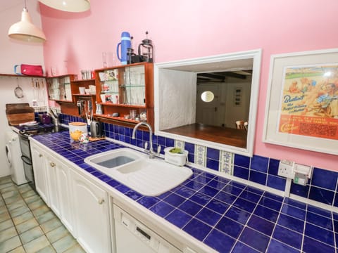 Cottage | Private kitchen | Fridge, dishwasher, electric kettle, toaster