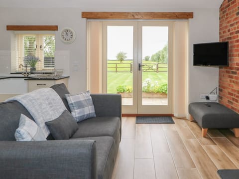 Cottage | Living room | TV, fireplace