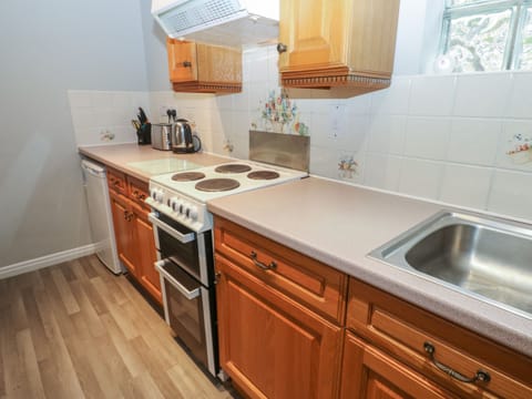 Cottage | Private kitchen | Fridge, electric kettle, toaster, cookware/dishes/utensils