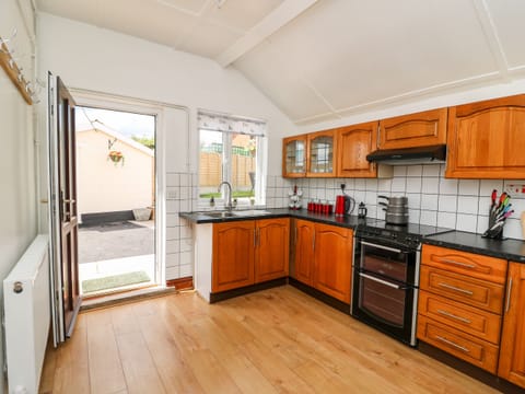 Cottage | Private kitchen | Fridge, microwave, dishwasher, electric kettle