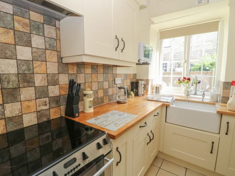 Cottage | Private kitchen | Fridge, dishwasher, cookware/dishes/utensils
