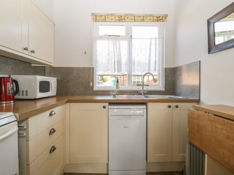 Cottage | Private kitchen | Fridge, dishwasher, cookware/dishes/utensils