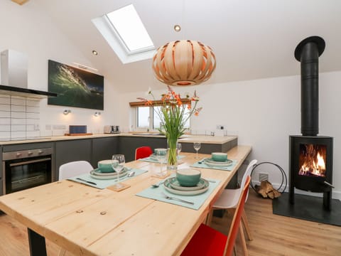 Cottage | Private kitchen | Fridge, dishwasher, electric kettle, toaster