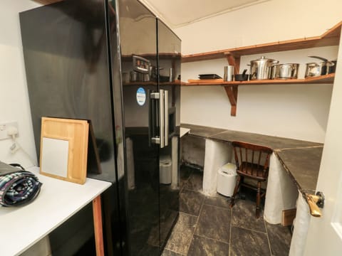 Cottage | Private kitchen | Fridge, electric kettle, toaster, cookware/dishes/utensils