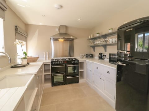 Cottage | Private kitchen | Fridge, dishwasher, electric kettle, toaster