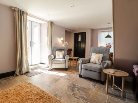 Cottage | 1 bedroom, individually decorated, individually furnished, free WiFi