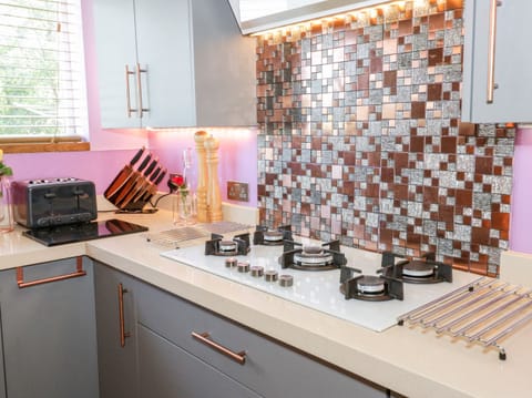 Cottage | Private kitchen | Fridge, microwave, dishwasher, electric kettle
