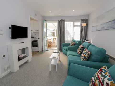 Cottage | Living area | Fireplace
