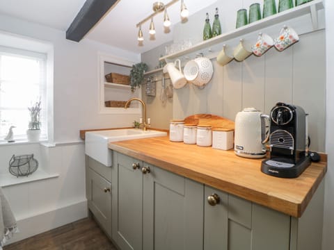 Cottage | Private kitchen | Fridge, dishwasher, electric kettle, toaster