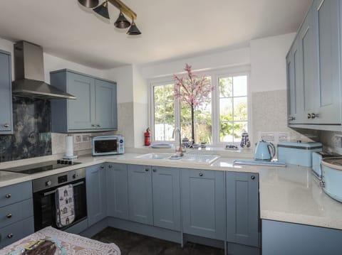 Cottage | Private kitchen | Fridge, dishwasher, electric kettle, toaster