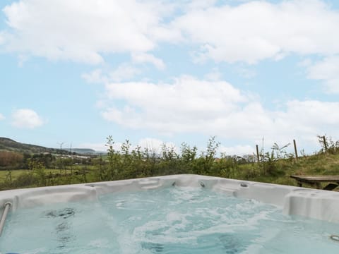 Cottage | Outdoor spa tub