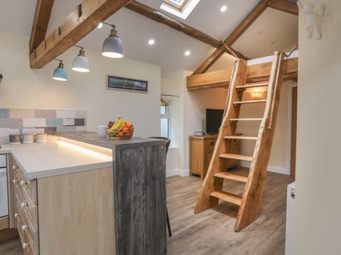 Cottage | Private kitchen | Fridge, electric kettle, toaster, cookware/dishes/utensils