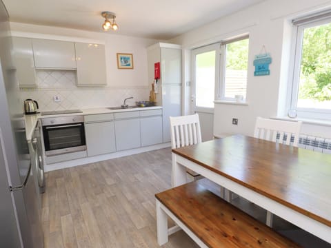 Cottage | Private kitchen | Fridge, dishwasher, electric kettle, toaster