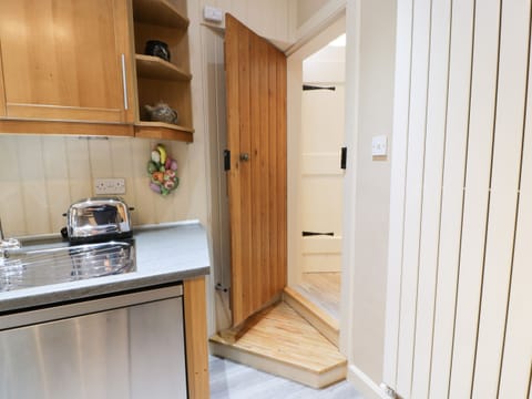 Cottage | Private kitchen | Fridge, dishwasher, electric kettle, toaster